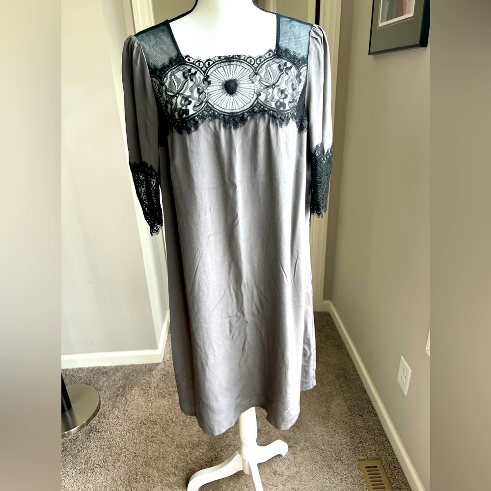 Like New! dil 12 100% silk Gray Shift Dress
